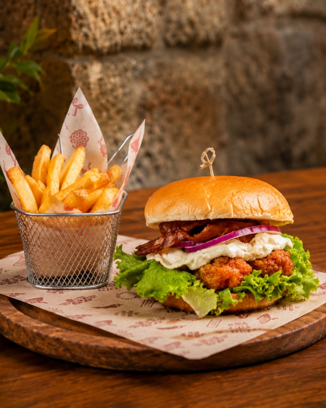Hamburguesa de pollo crujiente con miel brava