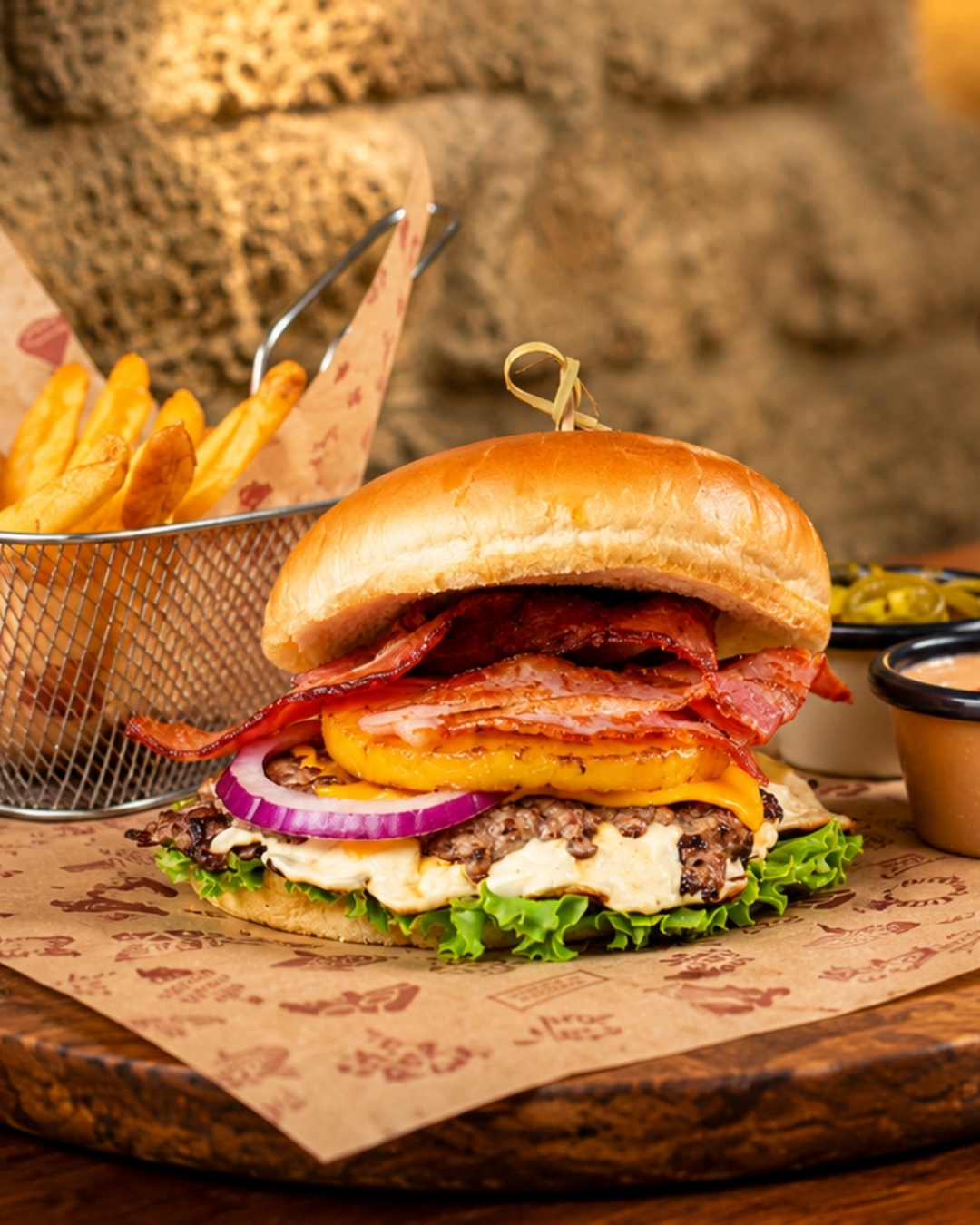 Hamburguesa Costa Piñera con piña asada y tocino